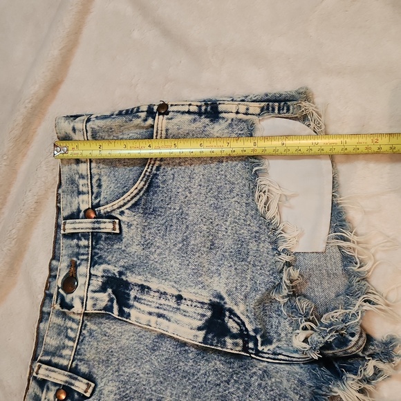 Vintage Wrangler acid wash distressed jean shorts - Picture 8 of 8